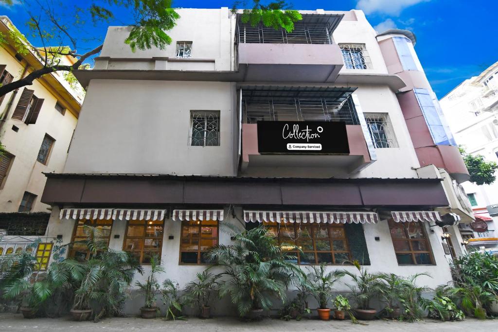 a building with a sign on the front of it at Super Collection O Kalighat Metro Station Formerly RM Guest Home in Ālīpur