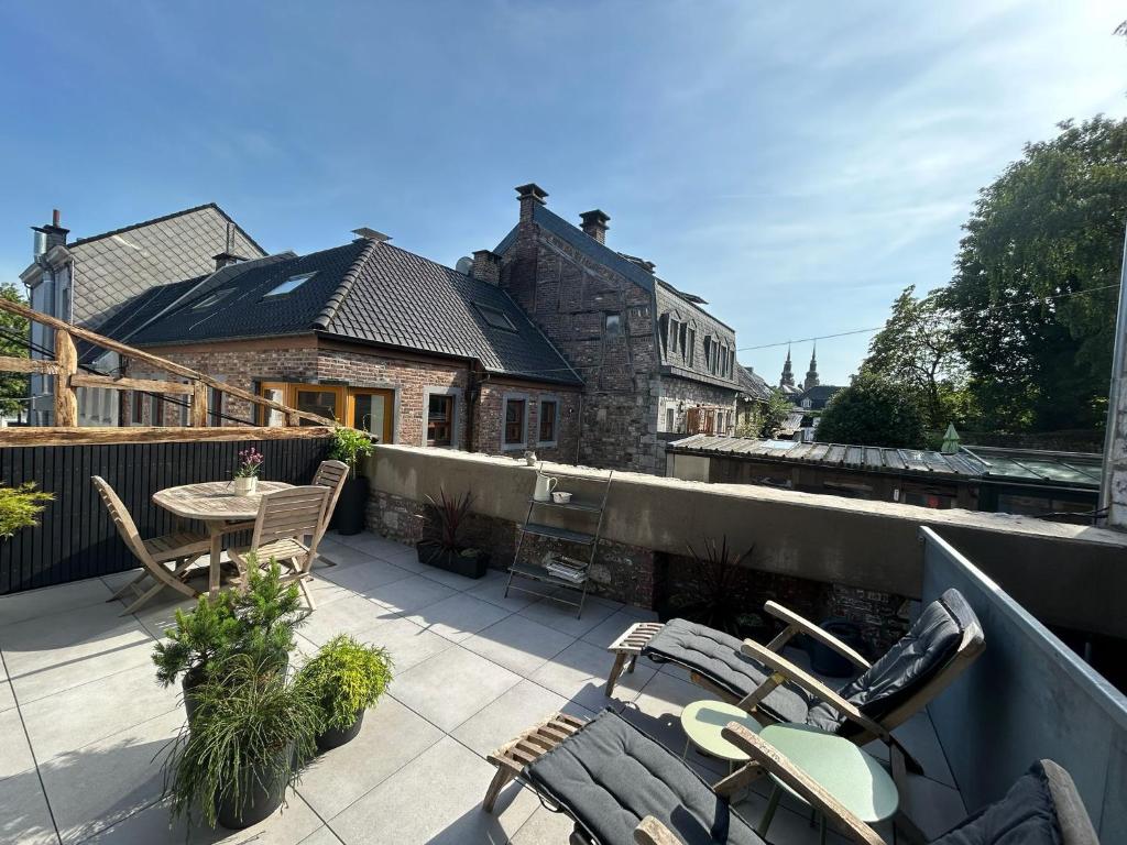 a patio with chairs and a table on a balcony at Chambre haute in Eupen