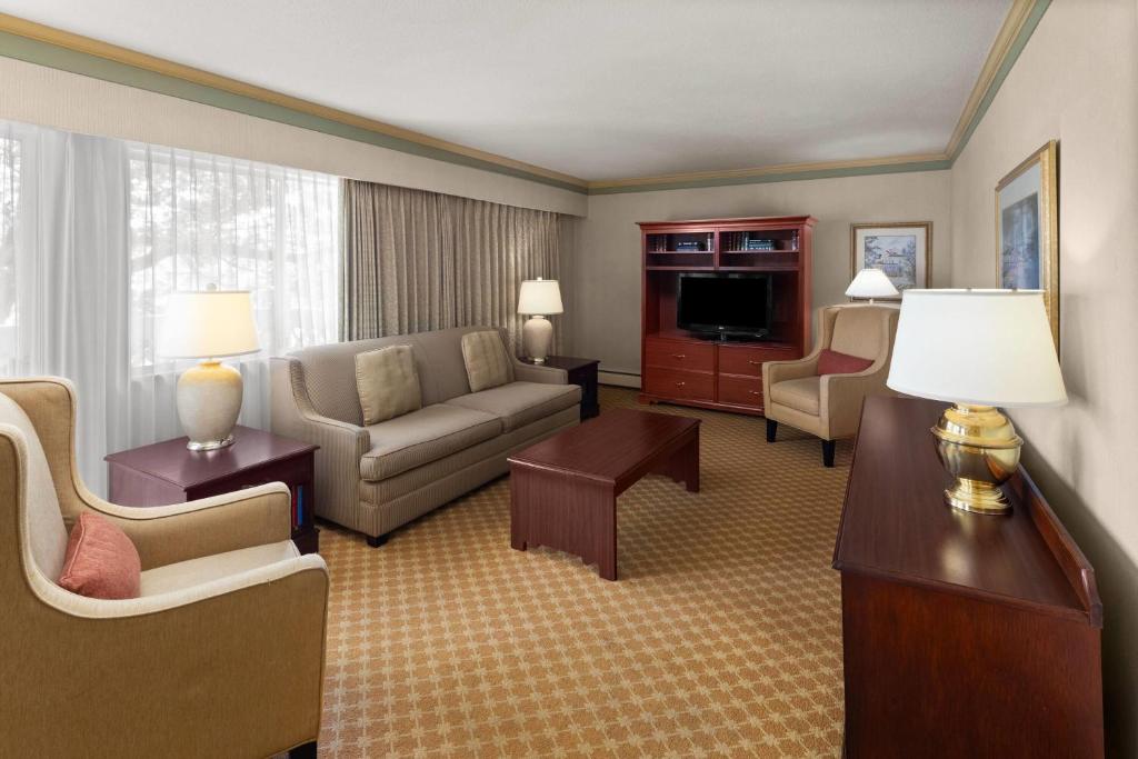 Royal Scot Hotel & Suites, Trademark Collection by Wyndham photo