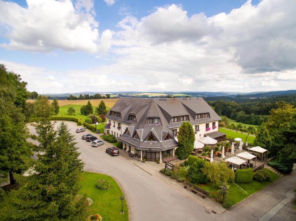 an aerial view of a large house with a driveway at Hotel Waldesruh in Lengefeld