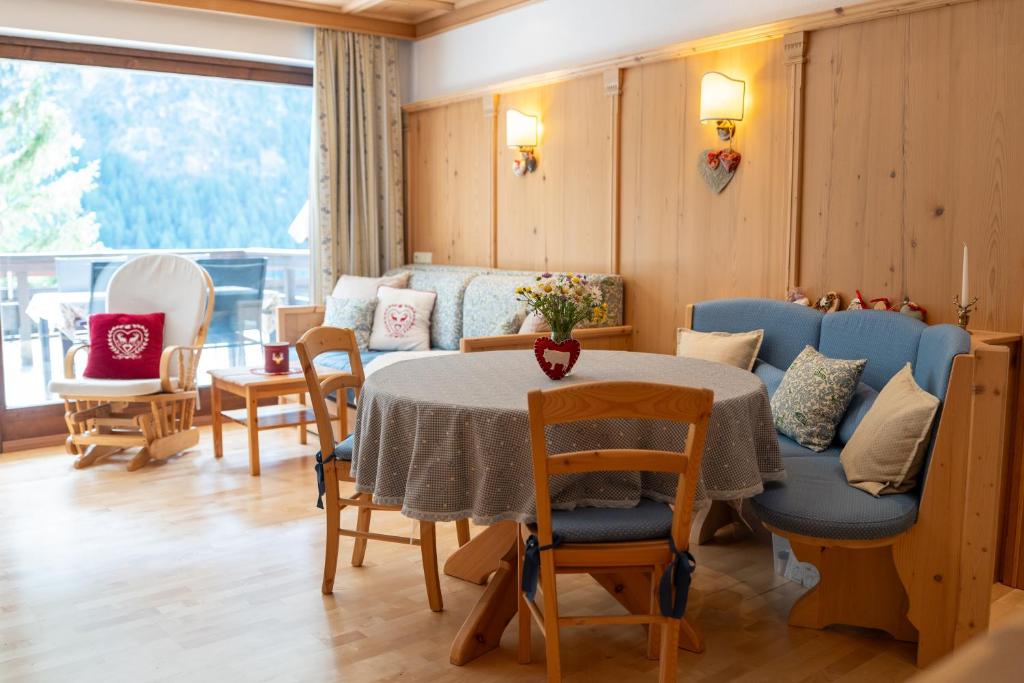 a dining room with a table and chairs at Herzerl Apartment - Heiligenblut in Heiligenblut