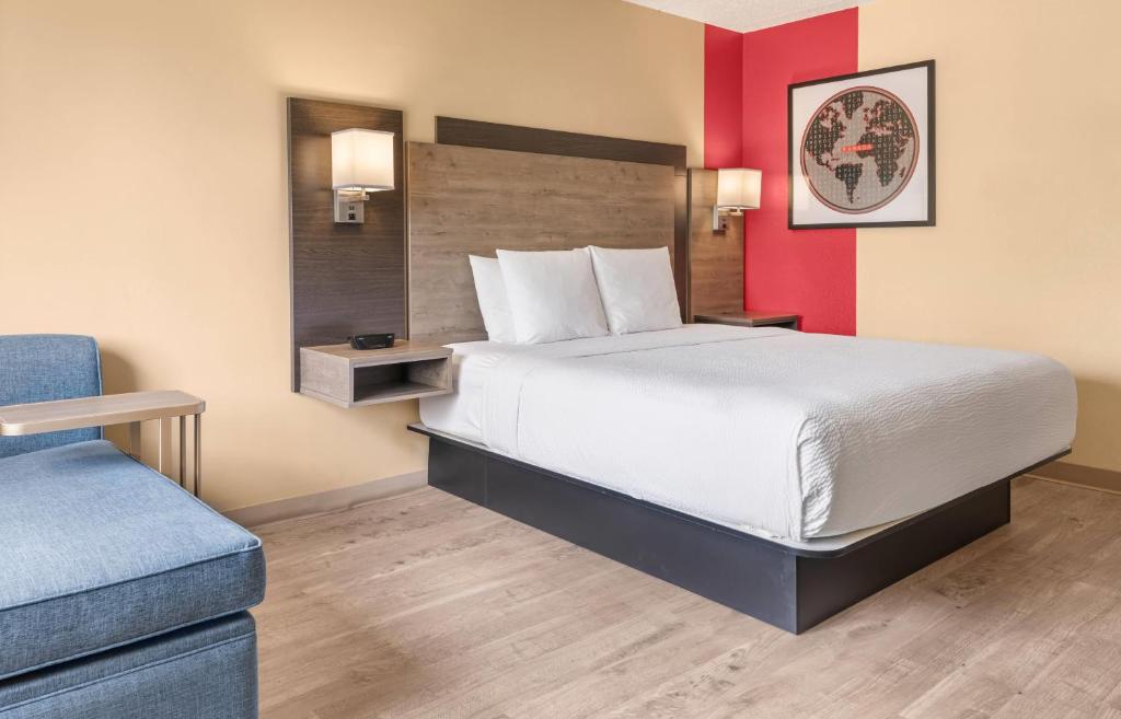 Ramada by Wyndham Minneapolis Golden Valley photo