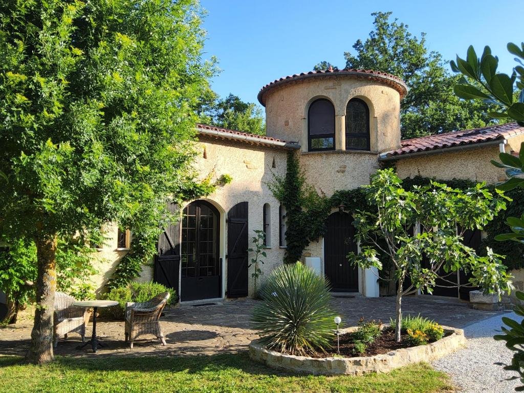 an old house with a garden in front of it at Le Parc - Suite climatisée in Magrie