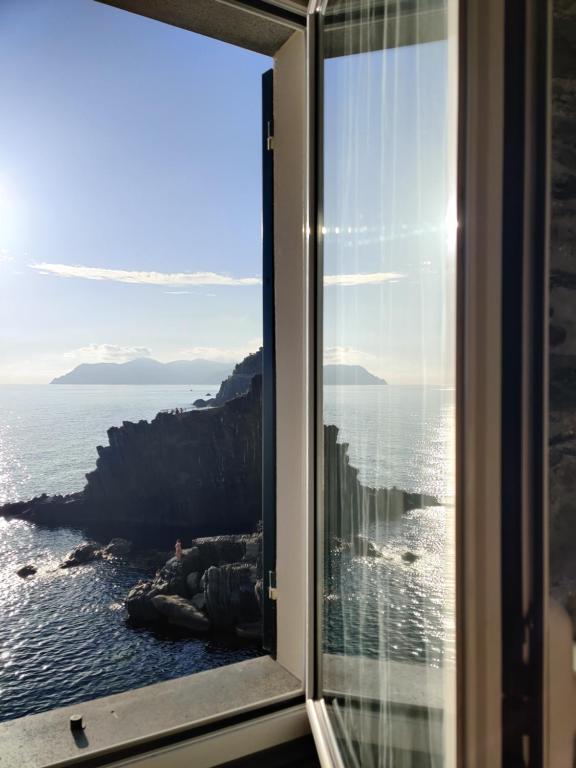 a window with a view of the ocean at Orto al Mare Room Rental in Riomaggiore