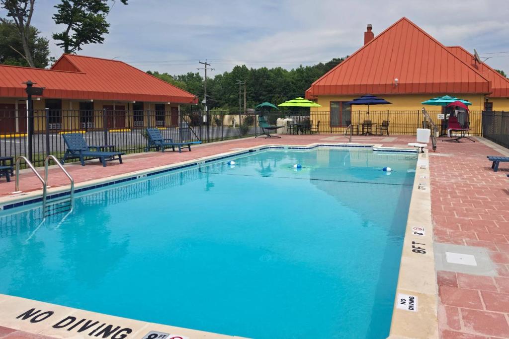 a large pool with blue water in front of a building at Econo Lodge Pocomoke City Hwy 13 in Pocomoke City