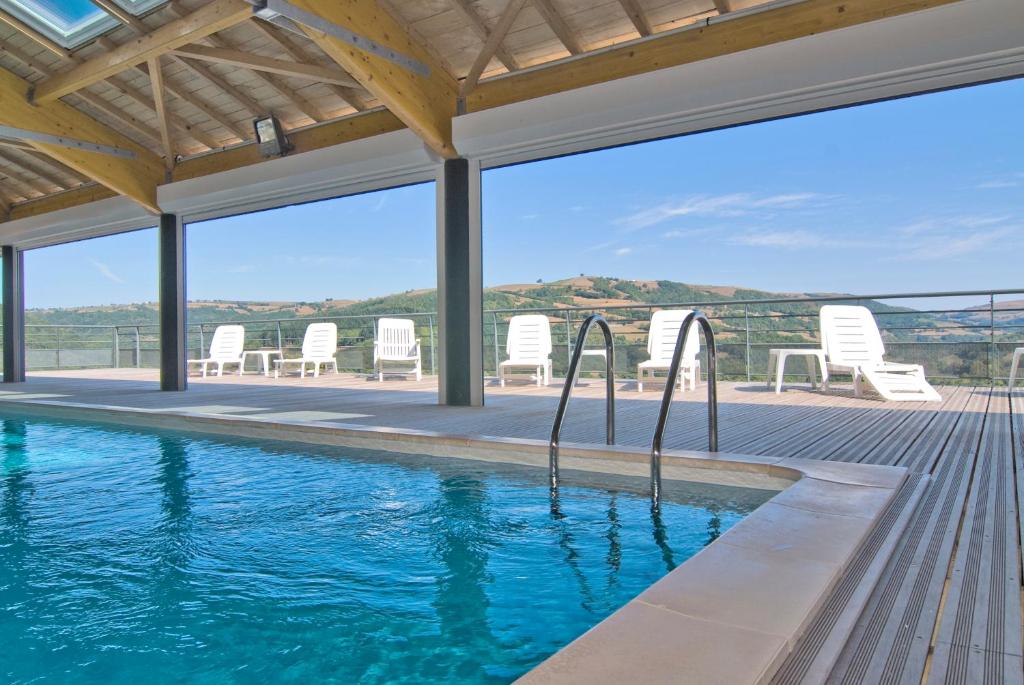 - une piscine dans une maison avec vue dans l'établissement Madame Vacances - Résidence La Marquisié, à Trébas