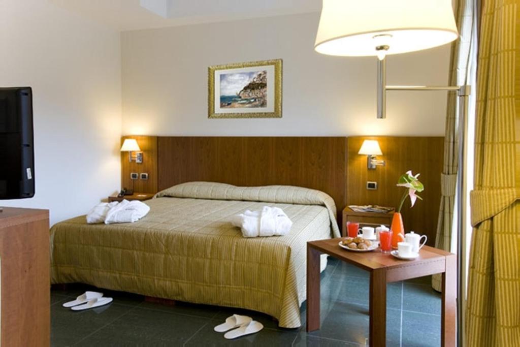 Een bed of bedden in een kamer bij Hotel Dei Principati