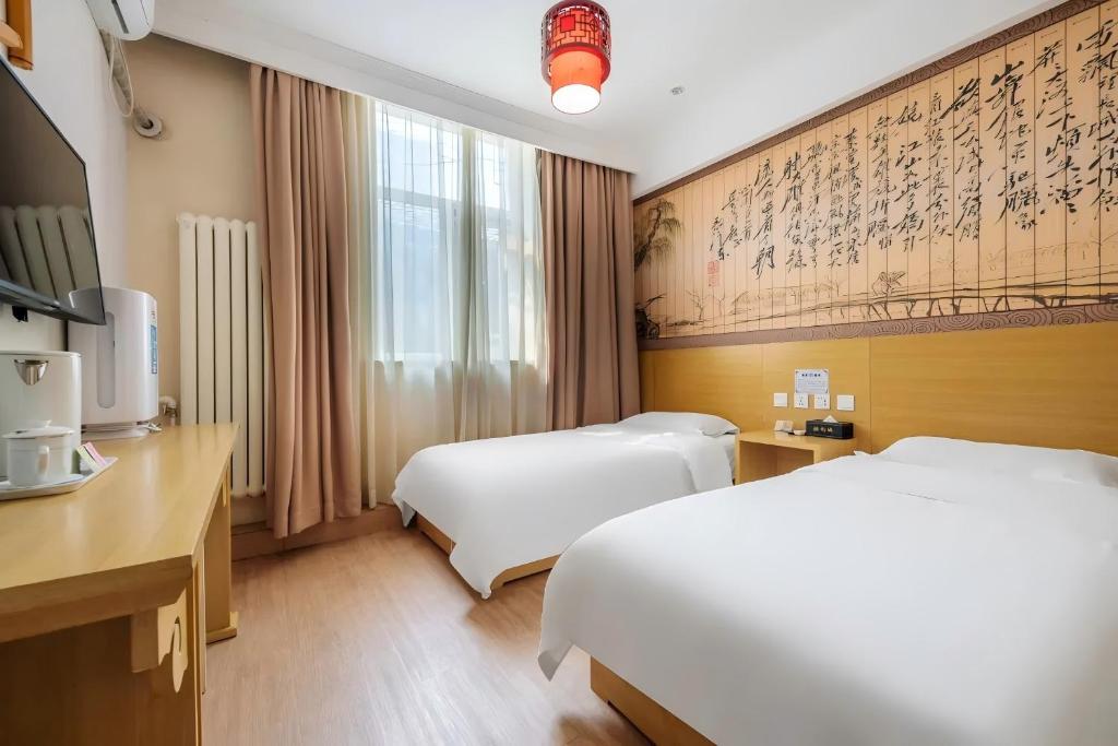 Happy Dragon Alley Hotel-In the city center with big window&free coffe laundry Fluent English speaking,Tourist attractions ticket service&food recommendation,Near Tian Anmen Forbiddencity,Near Lama temple,Easy to walk to NanluoAlley&Shichahai - 
