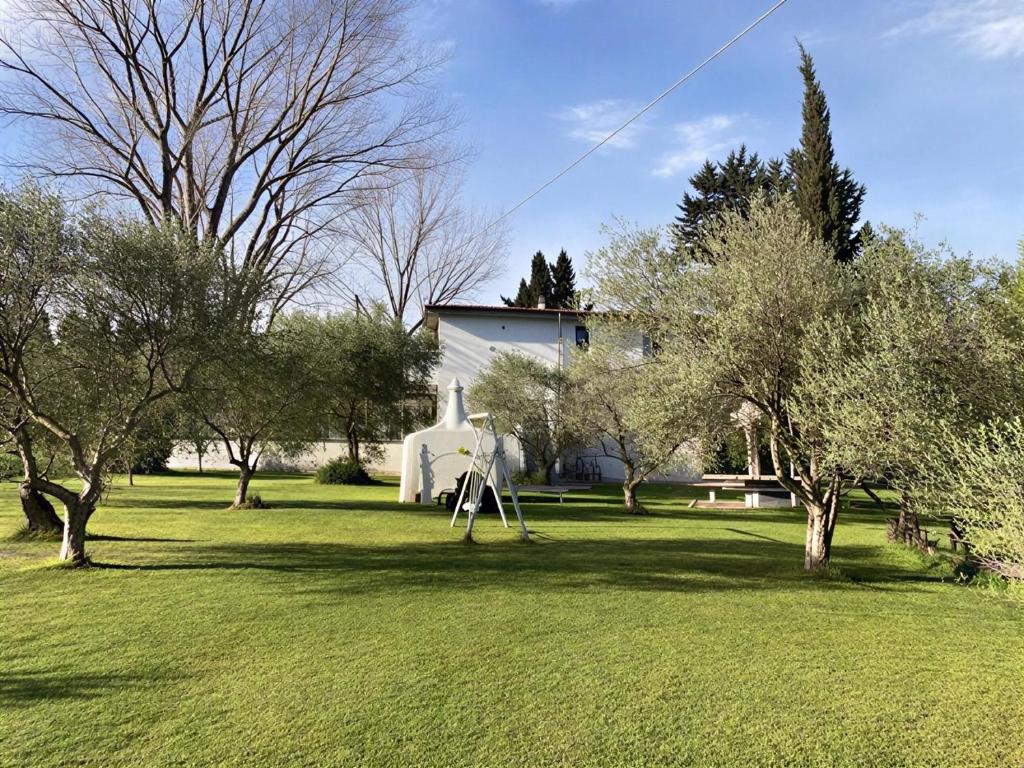 a statue in the middle of a yard with trees at Sa lampana in Orosei