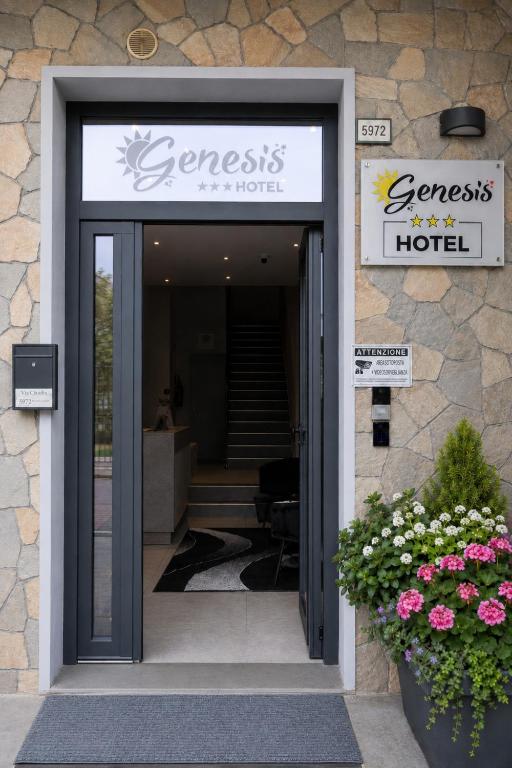 eine Eingangstür eines Hotels mit Blumen davor in der Unterkunft Hotel Genesis in Vignola