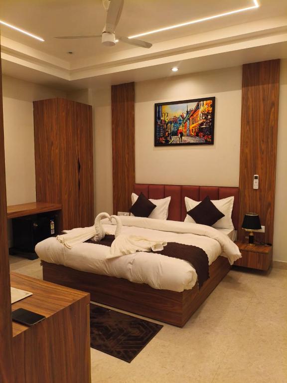 a bedroom with a large bed in a room at G RAK HOTELs in Etah
