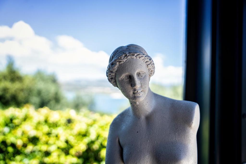 a statue of a bust of a man in a window at Trogir Padre Dante FREE PARKING and STARLINK High speed internet in Trogir