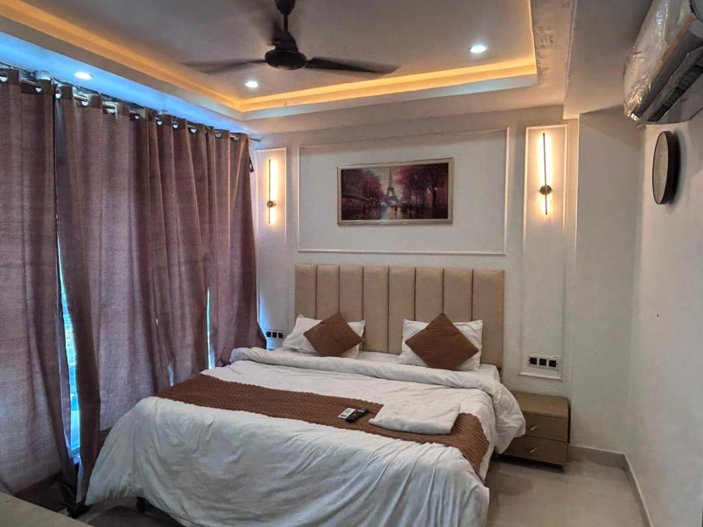 a bedroom with a large bed and a ceiling at hotel elite inn in Greater Noida