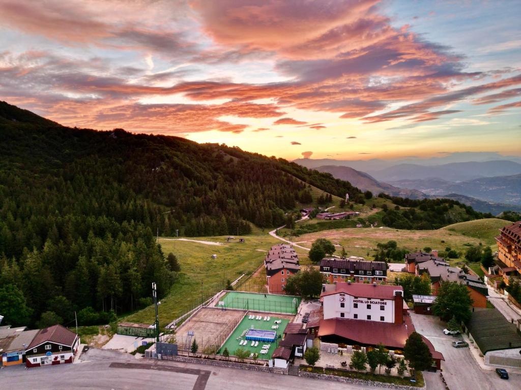 an aerial view of a small town in a mountain at Hotel Lo Sciatore in San Massimo