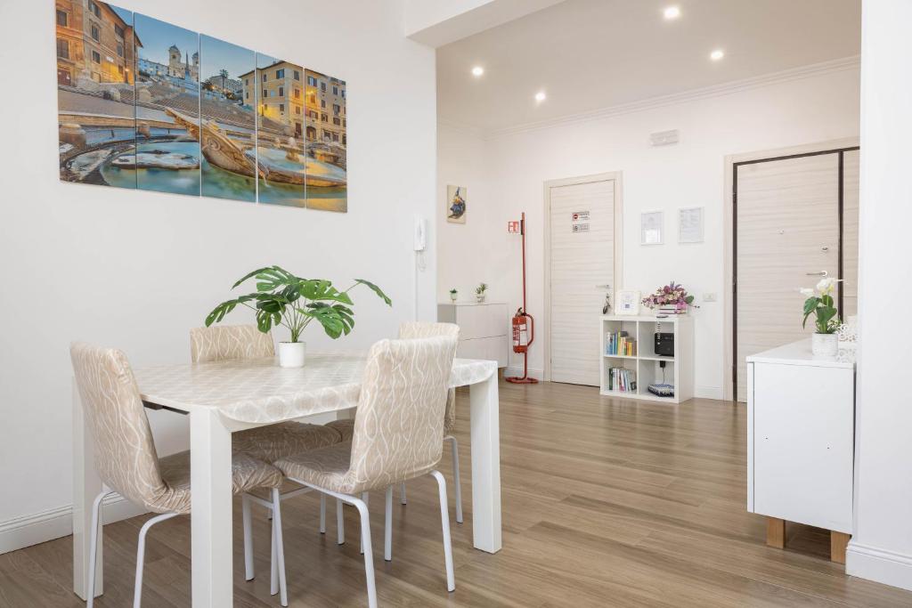 a dining room with a white table and chairs at Aura Station Ciampino 'Roma, StazioneFS, Aeroporto' in Ciampino