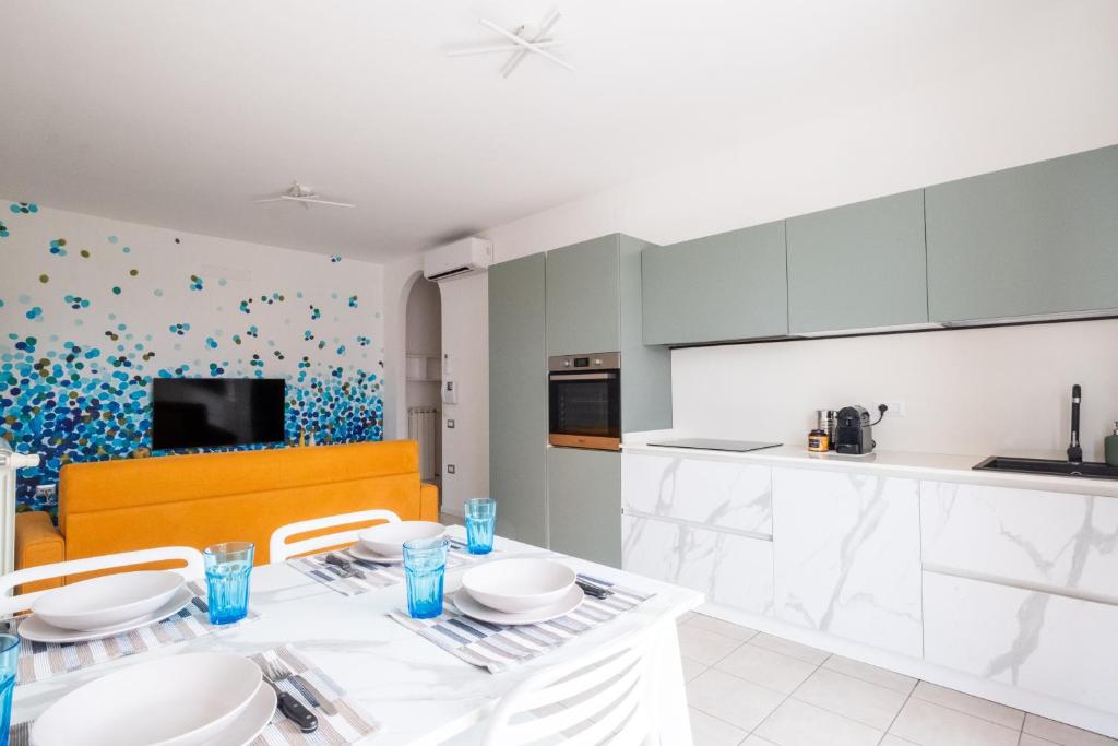 a kitchen and dining room with a table and chairs at Ca'vio Beach Pool in Cavallino-Treporti