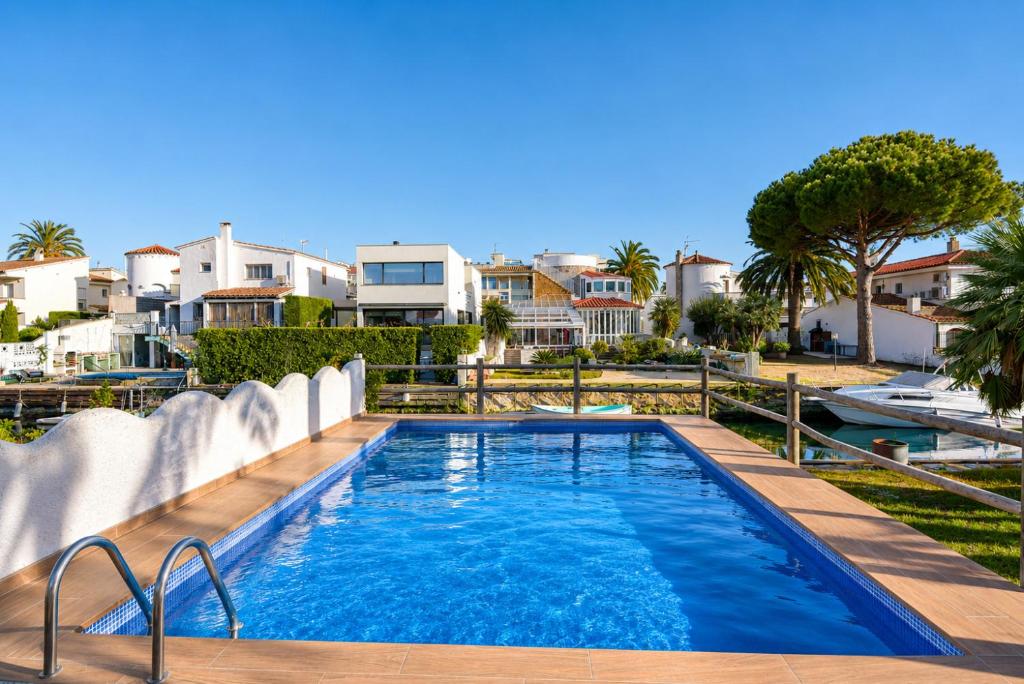 399-Casa moderna con amarre 14m y piscina privada