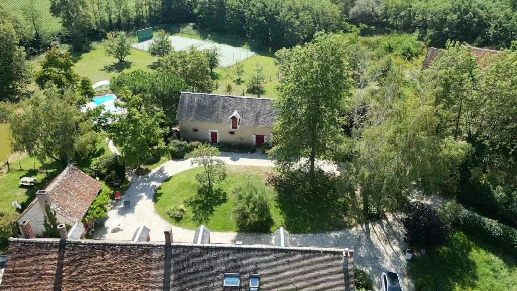 an aerial view of a house with a yard at Le Fourneau Rond in Soings-en-Sologne