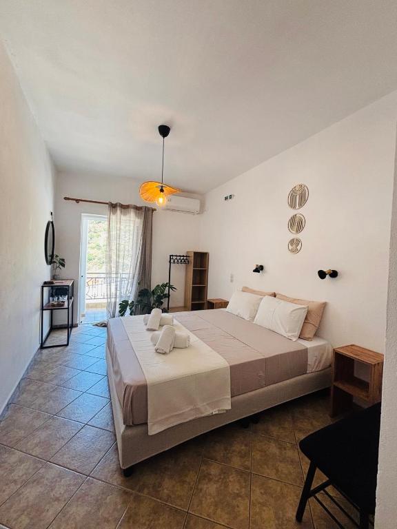 ein Schlafzimmer mit einem großen Bett in einem Zimmer in der Unterkunft Happy Days in Agia Galini