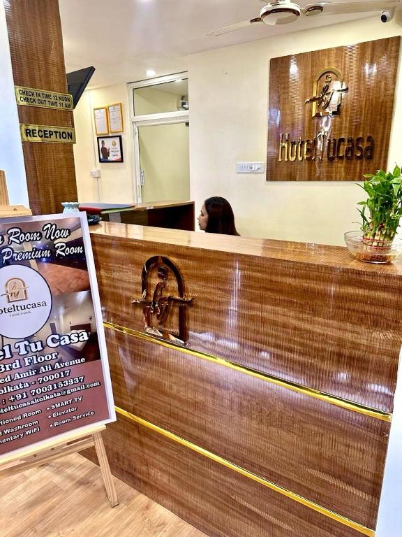 a man sitting at the counter of a hair salon at Hotel Tu Casa in Kolkata