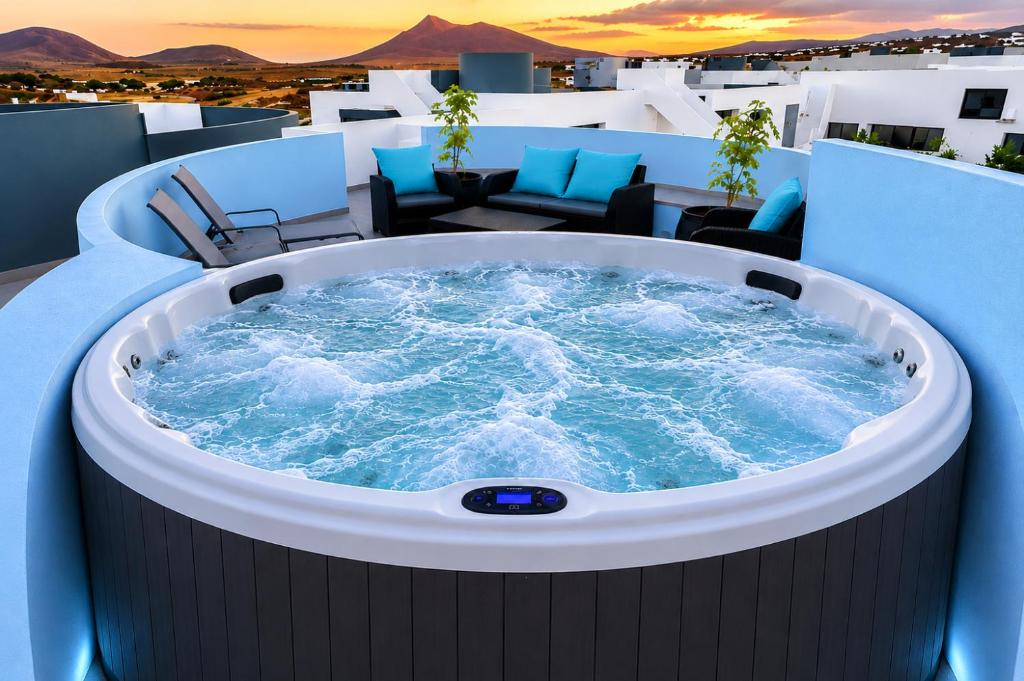 a hot tub on the roof of a building at Ático de Lujo con Jacuzzi Privado en Azotea Vistas in La Oliva