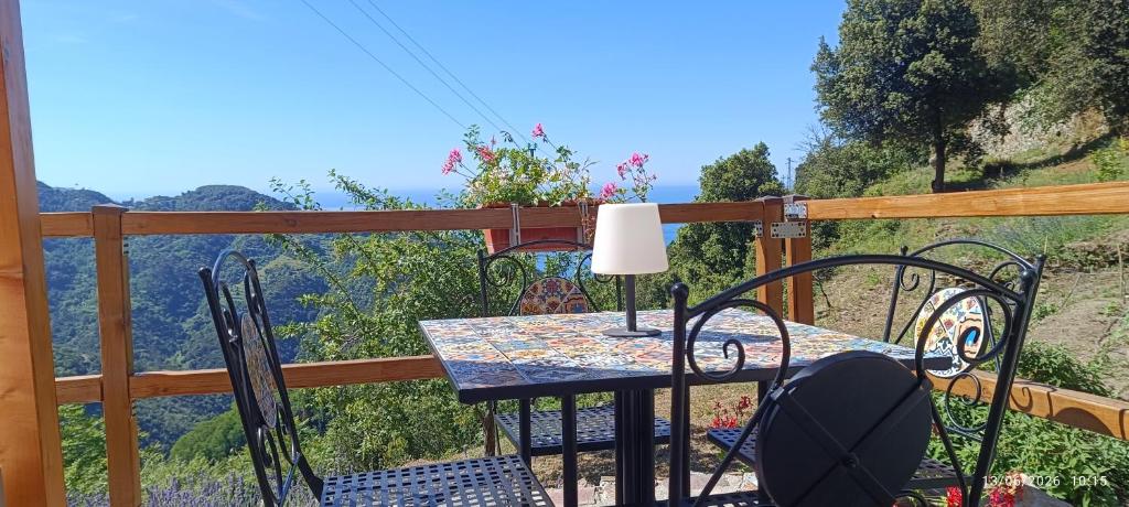 a table on a balcony with a view of the mountains at La quiete accesa in Vernazza