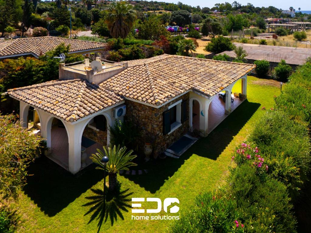 an aerial view of a house with a tile roof at Villa Luna in Simius