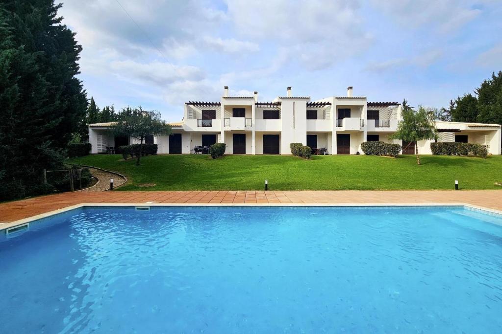 Jaqueline Beach and Golf House