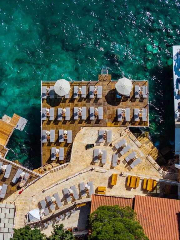 Luftaufnahme eines Ferienresorts am Wasser in der Unterkunft Medusa Hotel in Kaş