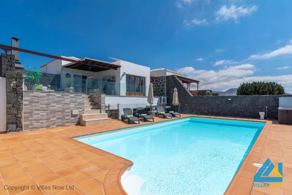 Villa Lobos - Retro Family Villa by Villas Now