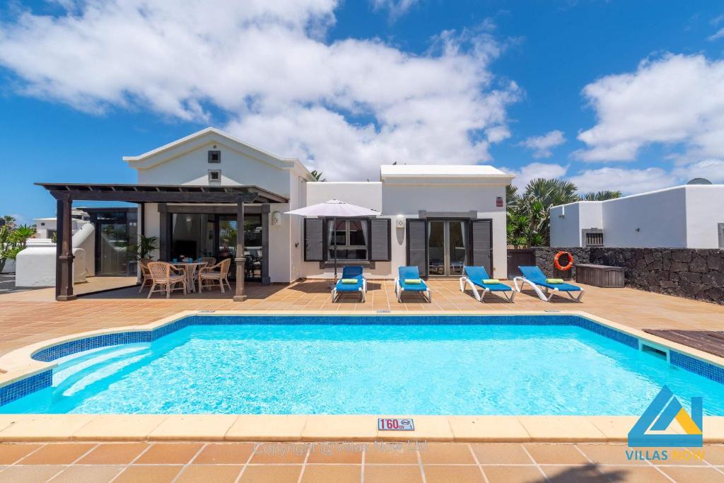 Villa Del Faro - Sunshine Awaits by Villas Now Ltd
