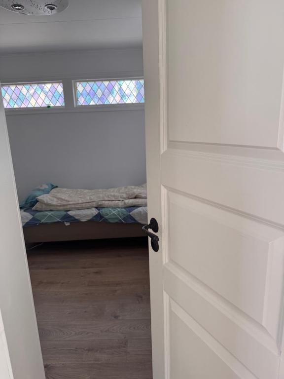 an open door to a bedroom with a bed at 柠檬树 in Gystad