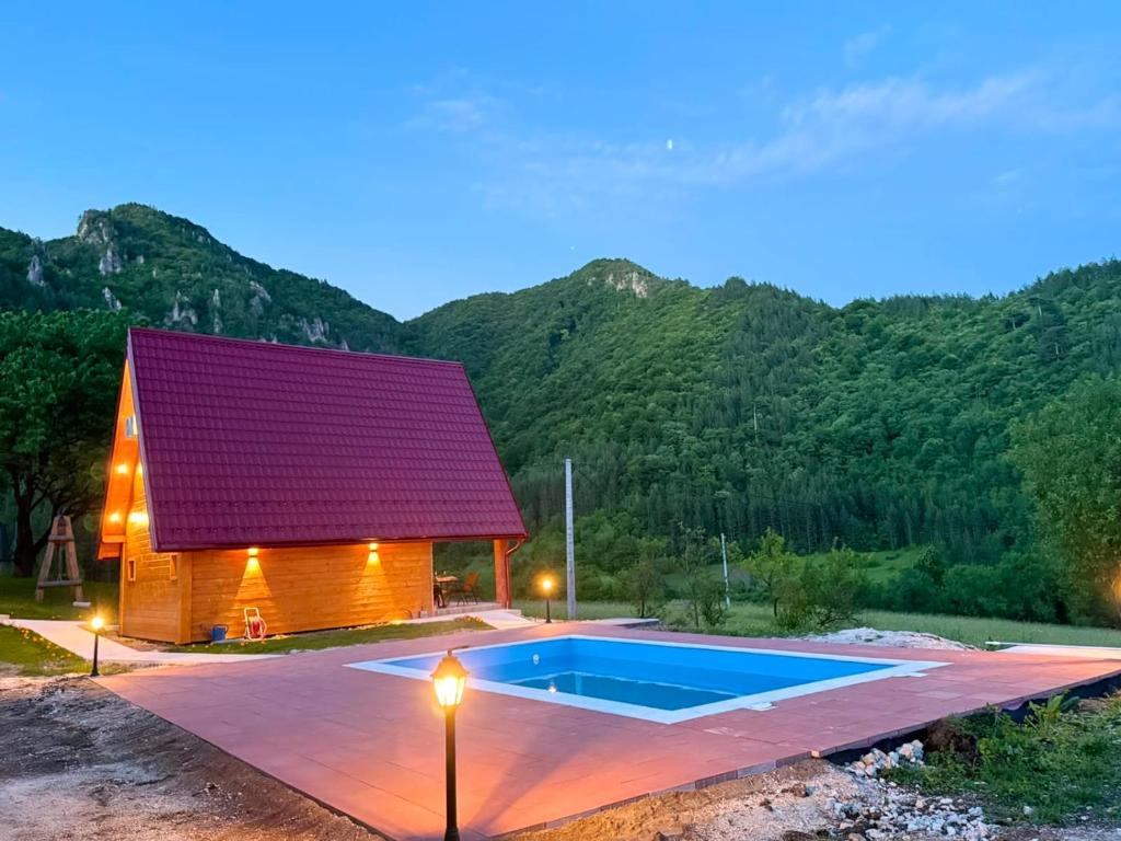 ein Haus mit Swimmingpool neben einem Berg in der Unterkunft Villa Viktor Šipovo in Šipovo