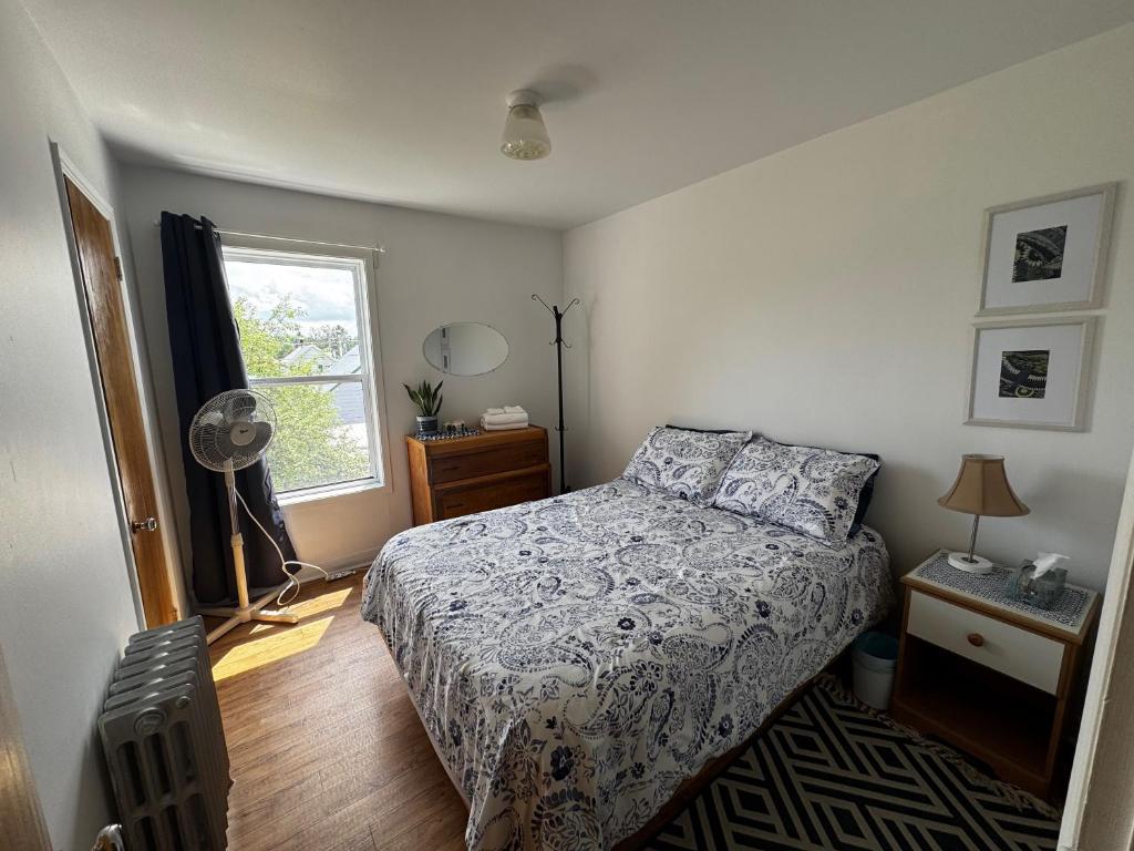 a bedroom with a bed and a window at Le Petit Saint-Joseph in Saint-Alexis-des-Monts