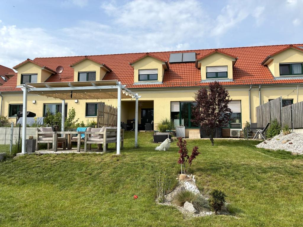 a large house with a yard with a lawn sidx sidx sidx at Haus Güldengossa in Großpösna