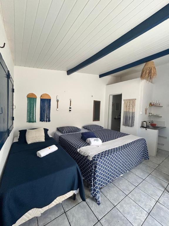 a bedroom with two beds in a room at Suite Canoa azul 1 in Aracati