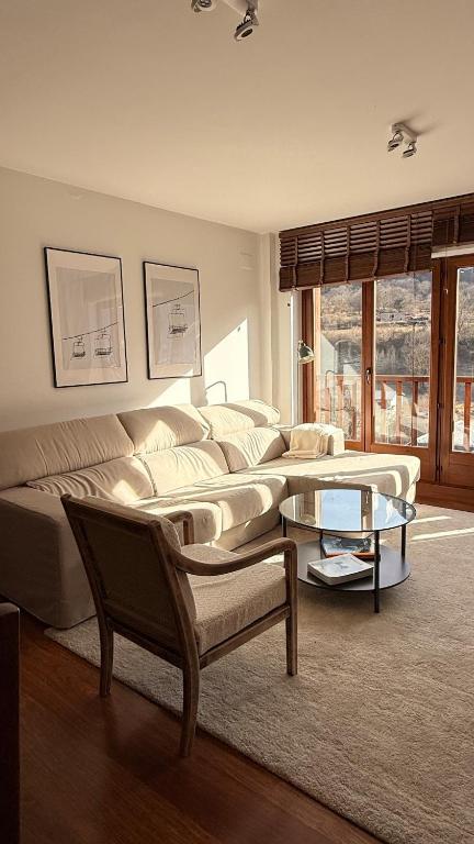 ein Wohnzimmer mit Sofa und Tisch in der Unterkunft Montlude in Bossost
