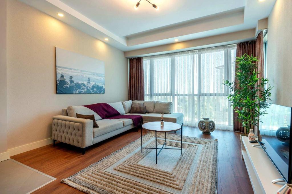 a living room with a couch and a table at Maxihomes Snitch in Kemerağzı