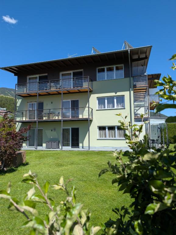 an apartment building with a lawn in front of it at Kronsun Percha in Perca