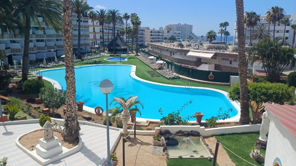 an overhead view of a swimming pool at a resort at Ocean View Studio in Playa del Ingles in San Bartolomé