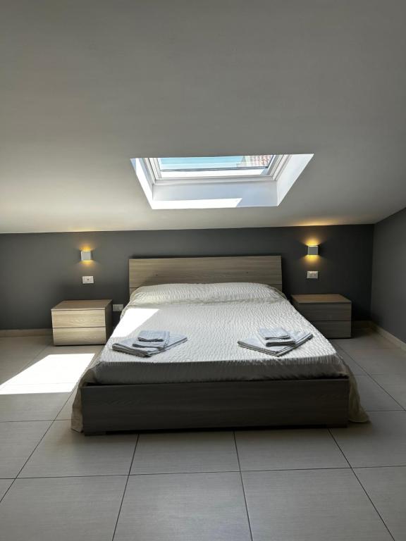 a bedroom with a bed with a skylight at L'attico di Greta,Etna house in Mascalucia