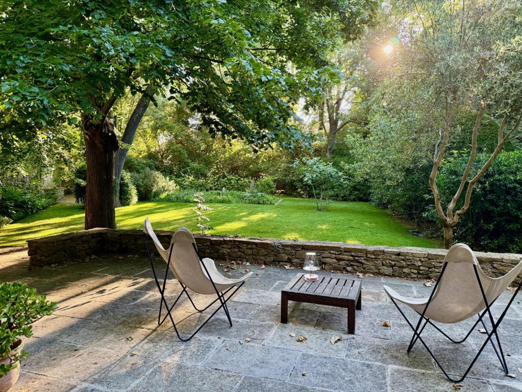 two chairs and a coffee table in a garden at Le Pavillon Du Regisseur in Val-de-Dagne