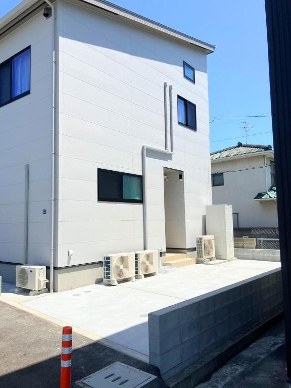 熊本駅徒歩約10分-新築一軒家-最大7名-駐車場あり-プロジェクター完備-グループ家族におすすめ