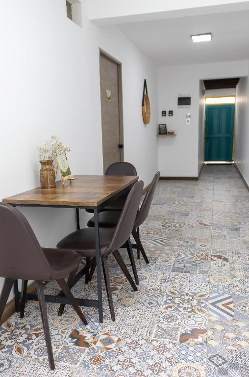 a dining room with a wooden table and chairs at Habitación con baño privado en Circasia Quindío in Circasia