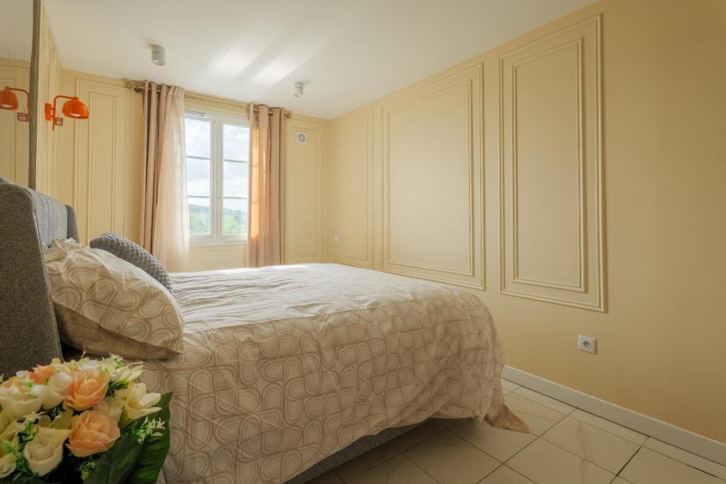 a bedroom with a bed and a window at Villa layra Havre de paix Haute de Gamme in Goussainville