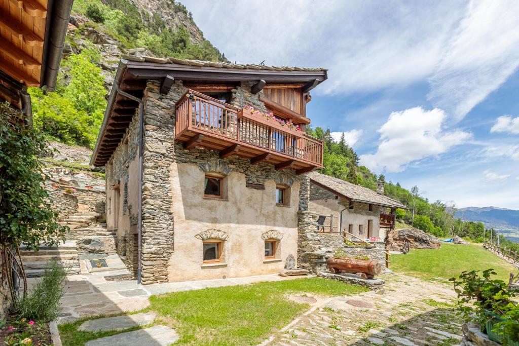 ein Haus mit einem Balkon auf dem Dach in der Unterkunft Lo Mayen in Auri Grande