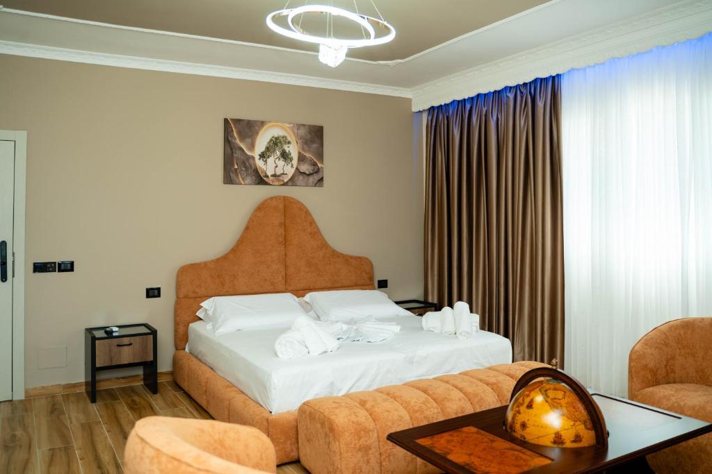 ein Hotelzimmer mit einem Bett und einer Couch in der Unterkunft Hotel Vila Stefa in Vlorë