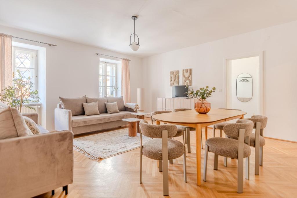 a living room with a table and chairs at Hakuna Marktquartier 9 - Terrassenwohnung Spitz in Spitz