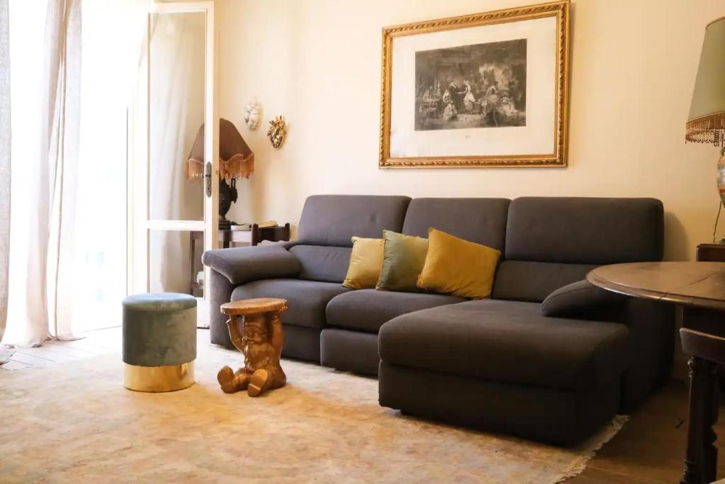 a living room with a blue couch and a table at Mare di Gioia in Viareggio