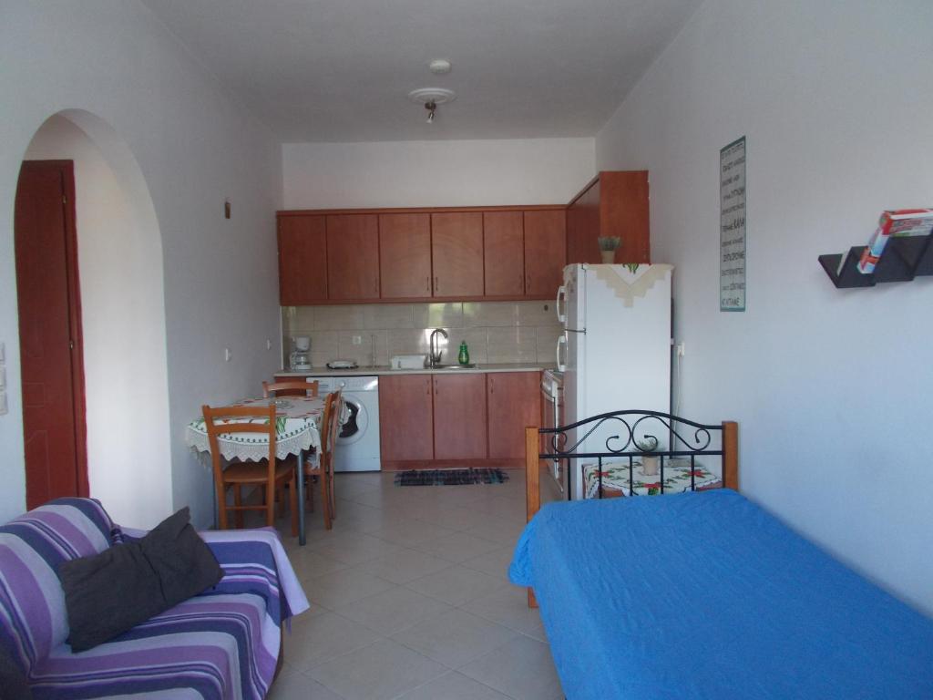 a living room with a couch and a kitchen at Διαμέρισμα τριών ατόμων in Filiatra